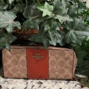 🦋 NWOT~Coach Accordion Zip Wallet In Colorblock Signature Canvas / Barely used